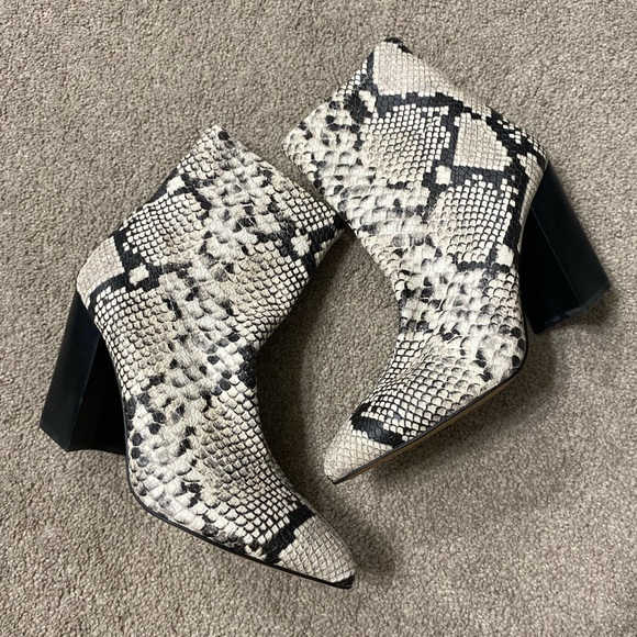 Vince Camuto Shoes - Vince Camuto Setillen Snake Print Ankle Heeled Boots Size 7.5